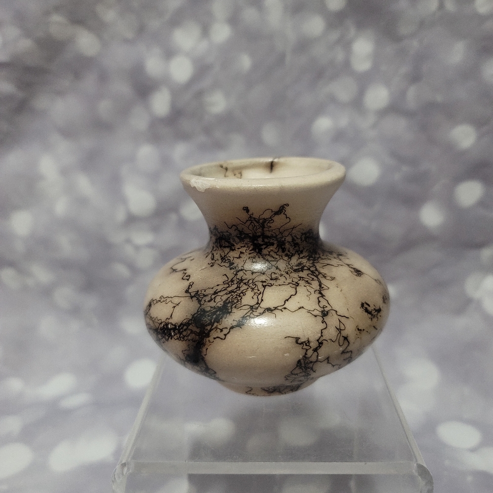 Native American Pottery Navajo Indian Horse Hair Vase Vessel Signed Gerie Vail.